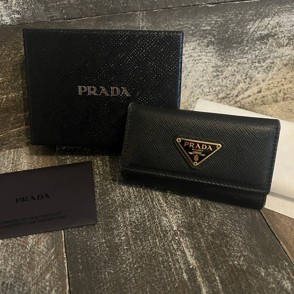 Prada Saffiano 6 Key Holder, EUC, with box, papers and dust cover.